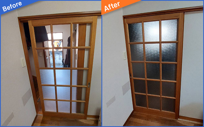 斜め上から撮った木製格子の室内扉のBefore&After画像