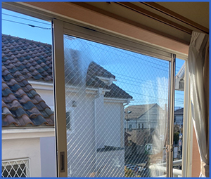 暗い部屋から曇った窓ガラスを見ている画像