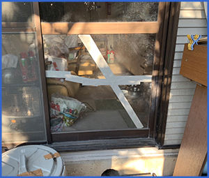 白いテープで補強している窓を外から撮った画像