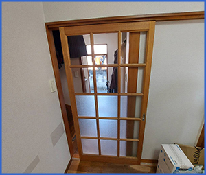 斜め上から室内のスライド木製ドアを撮った画像