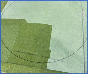 大きく角が割れた窓ガラス画像