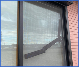 ピンクの壁の家のガラスが割れた画像