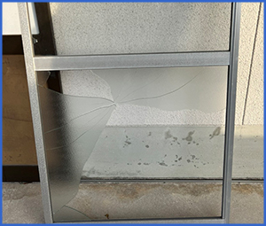 ガラスが割れて一部がかけている画像