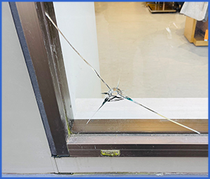 ガラスのショーケースの端にヒビが入った画像