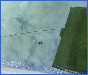 穴が空いたガラスのアップ画像