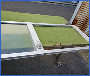 お風呂のドアガラスが割れてなくなっている画像