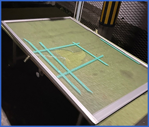 テーピングされた銀の枠のガラス窓画像
