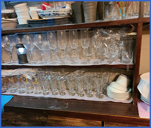 グラスが並んだ棚画像のBefore&After画像