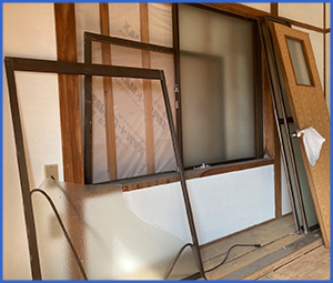 割れたガラス窓を外して床に置いた画像