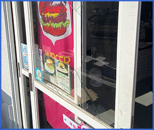 枠近くが割れてしまった入口ガラス画像