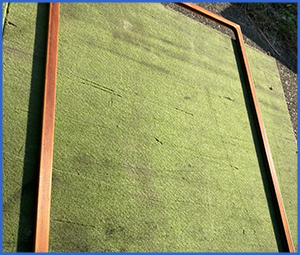 木枠のガラス窓が床に置かれている画像