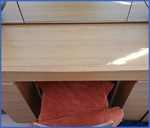 机の上のガラスの画像