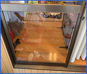 外から見たガラスが割れている画像