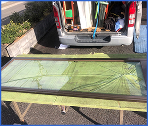 割れたガラスをテーブルに置いている画像