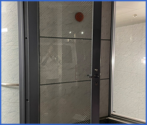 アパートにある透明なガラスドアの画像