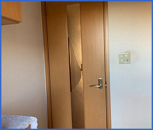 中央のガラスが割れた木製の内扉の画像