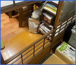 ガラスが割れて枠から落ちた障子扉画像