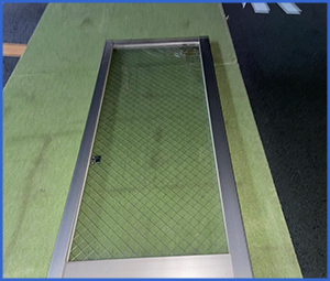 網入りの割れた縦長小窓画像