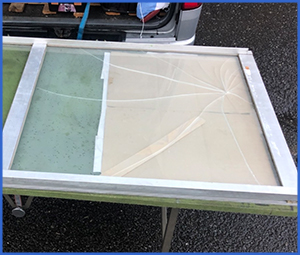 白枠の割れたガラス窓画像