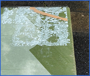 粉々に割れた床に置かれたガラス画像