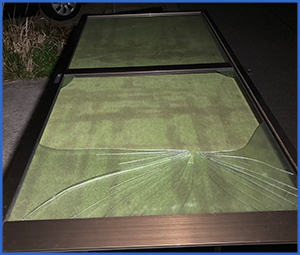 広範囲に割れたガラス窓画像