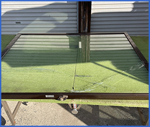 割れたガラスを床に置いた画像