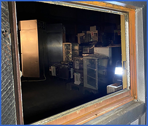 窓が割れ空きっぱなしになった画像