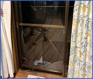 リビングの大きな窓の下部が割れた画像