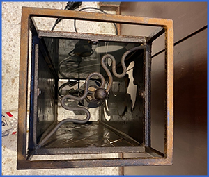 割れた外灯のガラスを上から撮影した画像