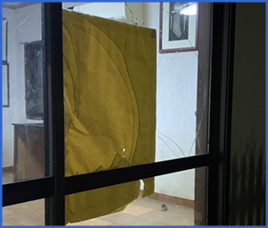 ガラス枠のみを緑のマットの上に置いた画像