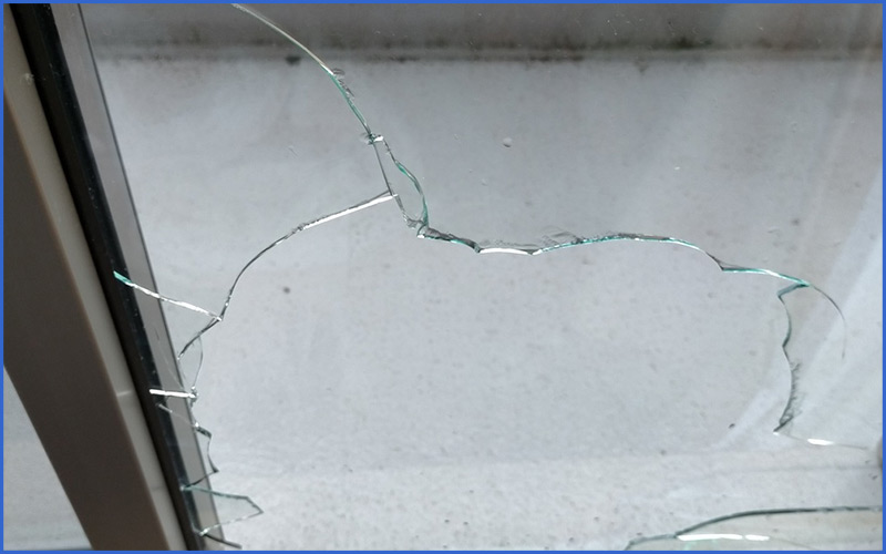 窓ガラスに複数のヒビが入った画像