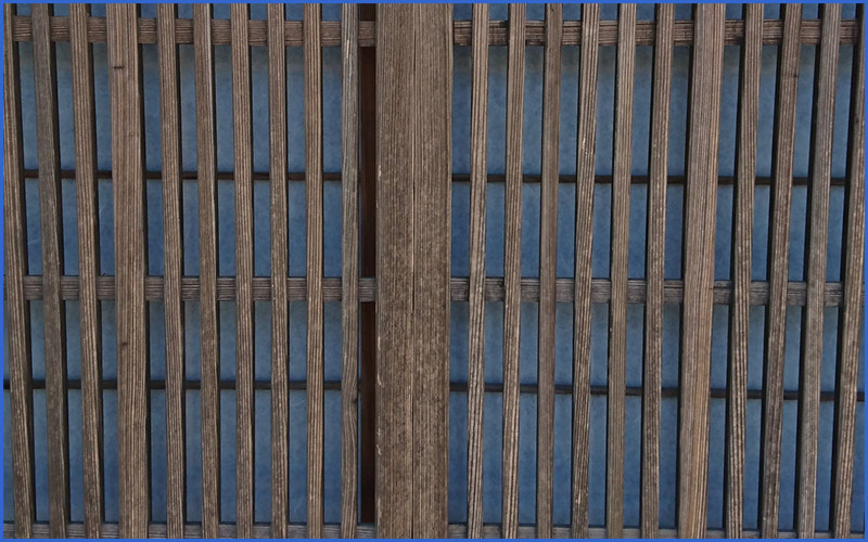 古い玄関扉の障子ガラスの画像