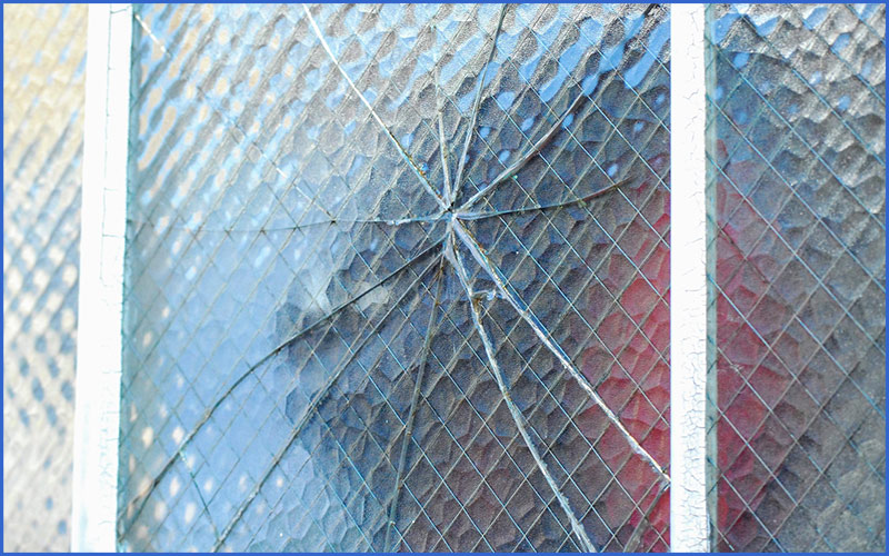 放射状に割れたガラスをアップで写したBefore&After画像