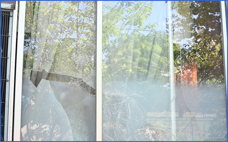外の緑が写っている割れたガラスのBefore&After画像