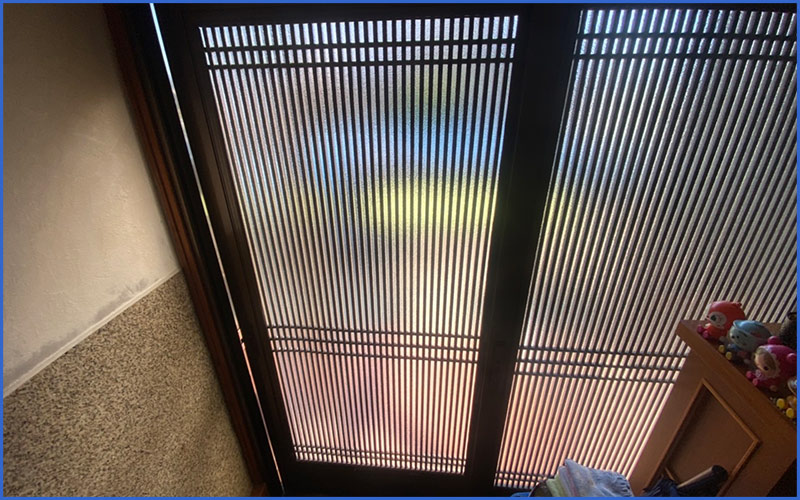 古い玄関扉の画像