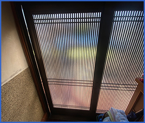 サッシのついた古い玄関の画像