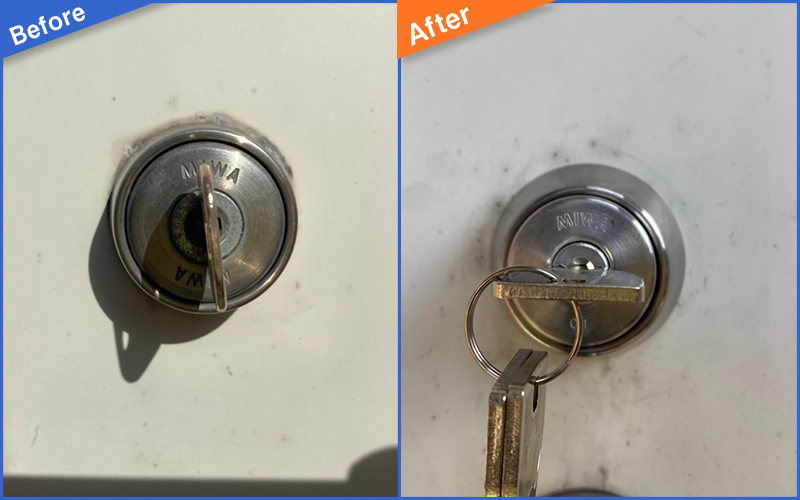 白い扉の鍵が刺さった鍵穴のBefore&After画像