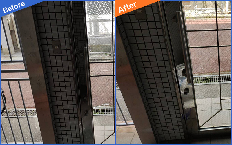 玄関の中からガラス戸を見たBefore&After画像
