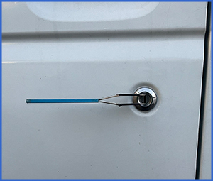 白い扉の車の鍵穴画像