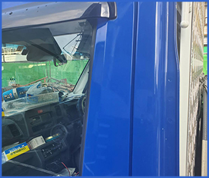 青い扉のトラックのドア画像