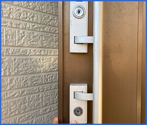 木製ドアの銀の引きドアノブ画像