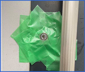 ドアノブに緑のガムテープが貼られている画像