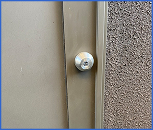 白灰色の玄関ドアの鍵画像