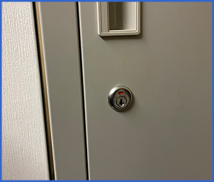茶灰色のドアに付いた鍵穴画像