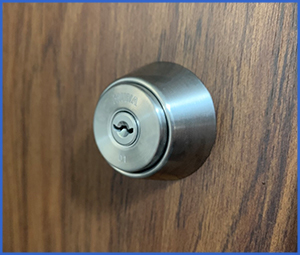 木製ドアの銀の鍵穴画像