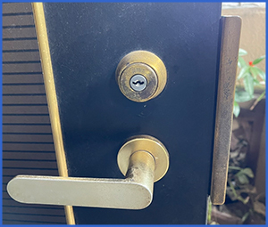 青い扉の金の鍵穴画像