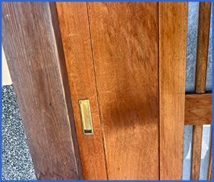 茶色の木製扉の鍵画像