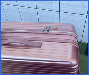 ピンクのスーツケースの鍵が開かない画像