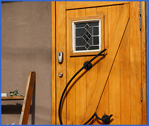 茶色い木製玄関ドアの鍵画像