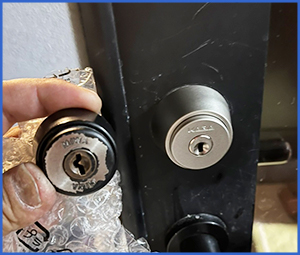 黒い扉の前で外した鍵穴と新たにつけた鍵穴を写した画像